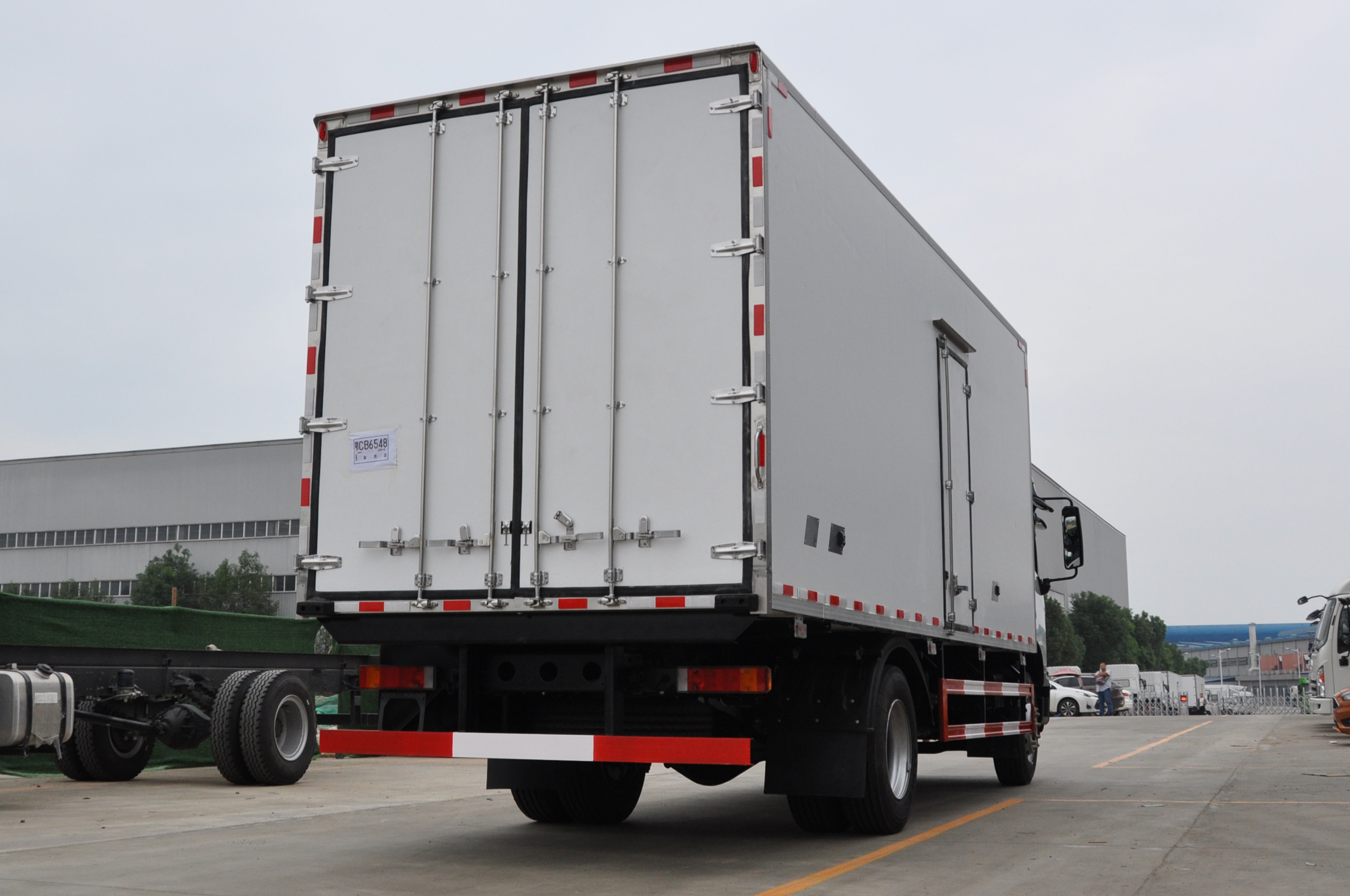 High Quality Dongfeng 4x2 6.6m 10 Ton Refrigerator Cooling Van Refrigerated Truck For Sale