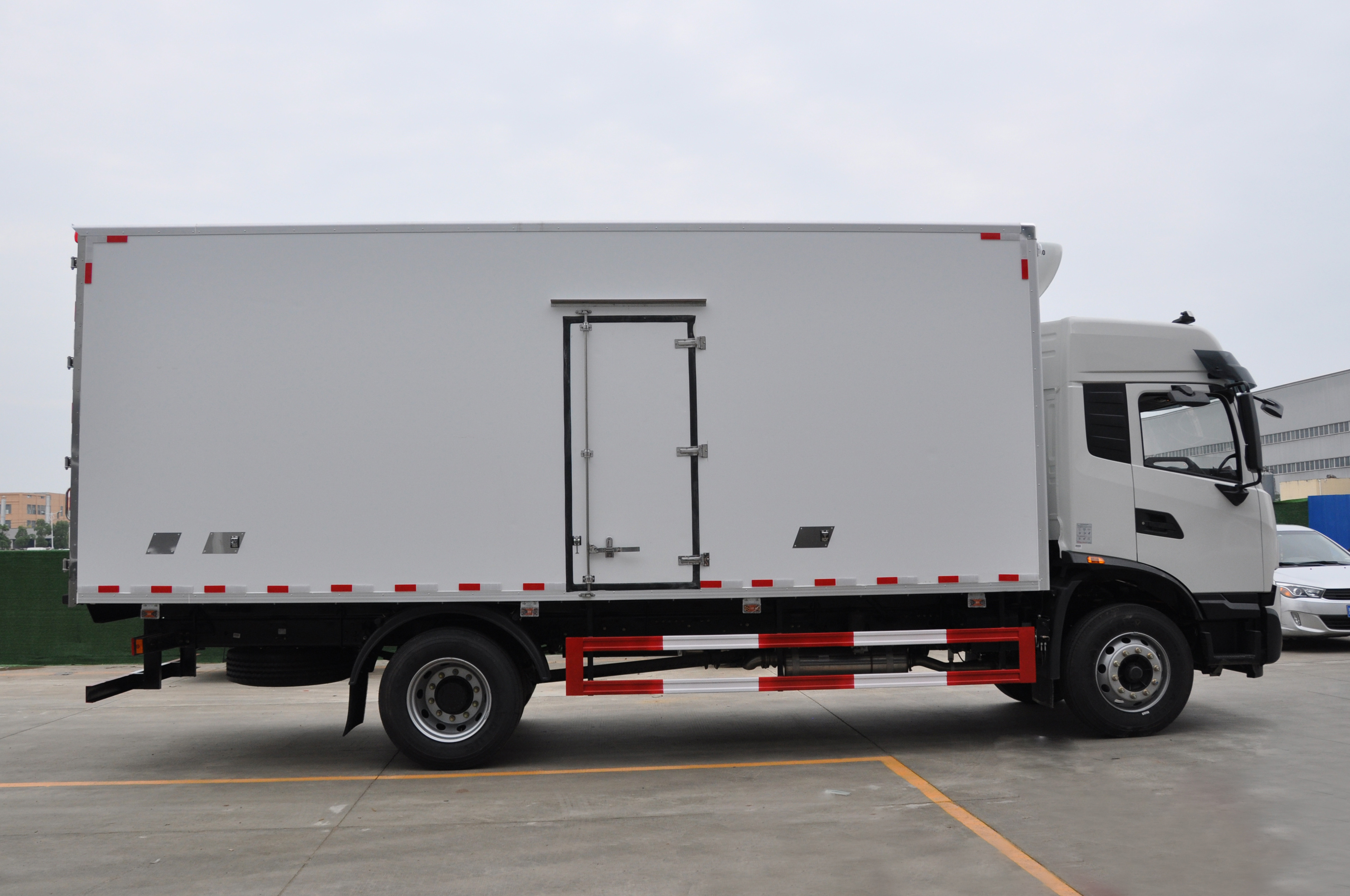 High Quality Dongfeng 4x2 6.6m 10 Ton Refrigerator Cooling Van Refrigerated Truck For Sale