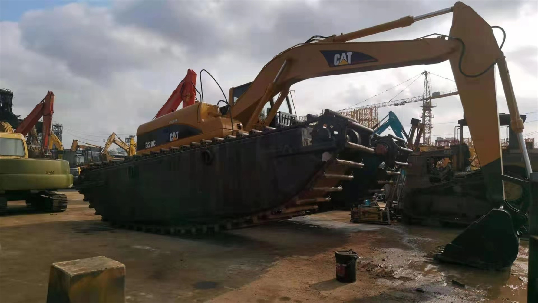 Japan made original Caterpillar 320C amphibious excavator in good condition wetland excavator boat cat320C  for sale at a low pr