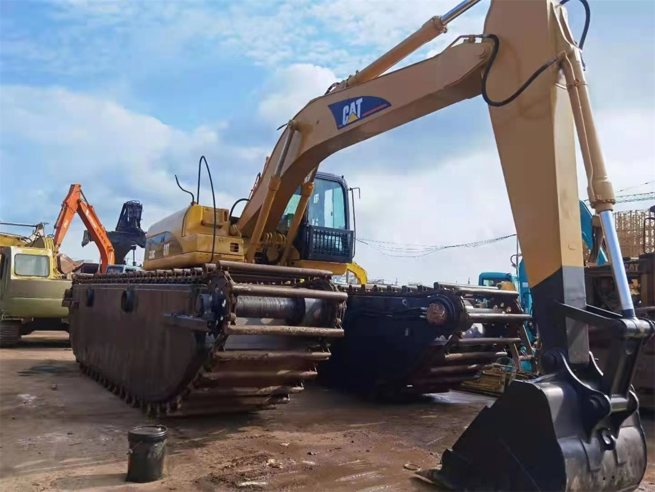 Japan made original Caterpillar 320C amphibious excavator in good condition wetland excavator boat cat320C  for sale at a low pr