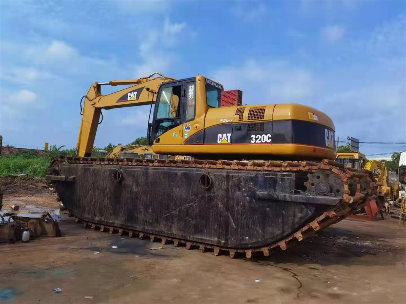 Japan made original Caterpillar 320C amphibious excavator in good condition wetland excavator boat cat320C  for sale at a low pr