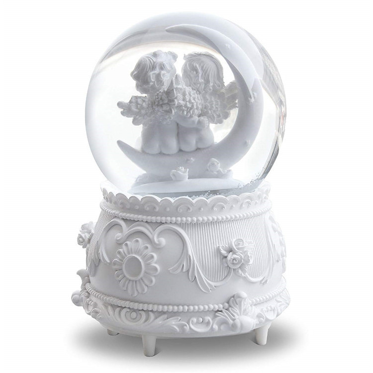 Hot Sale Personalized Handmade Polyresin angel snow globe