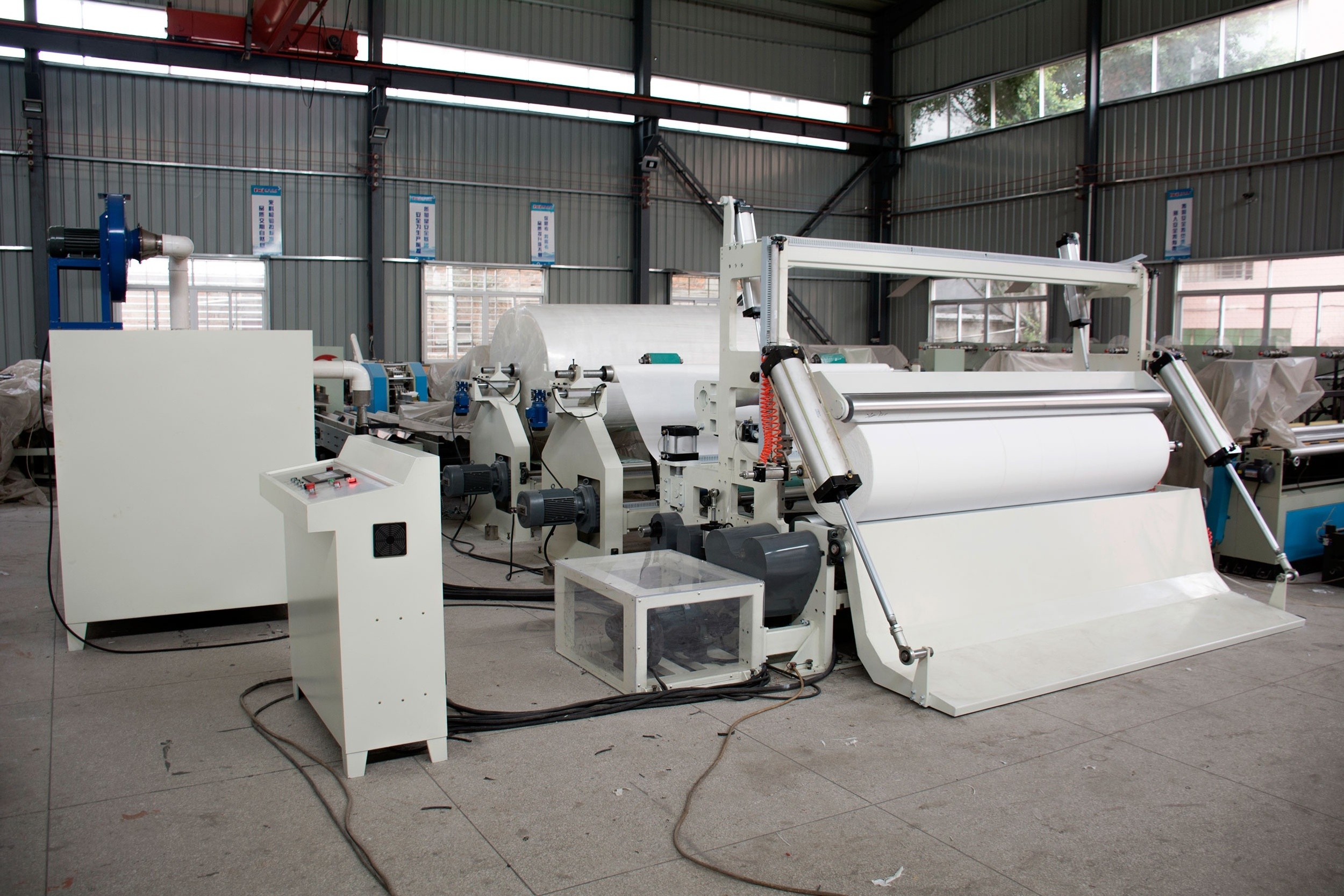 Jumbo paper roll cutter raw material tissue slitting rewinding machine price