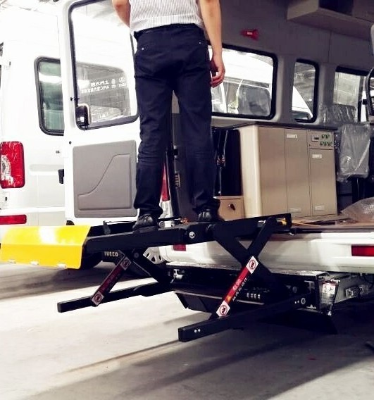 Car Van Bus Electric Wheelchair Lift for Disabled People Wheelchair Patient Get On and Off Vehicles CE Emark Certificate