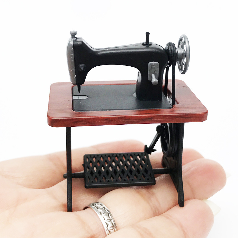 1:12 Scale Miniatures Typical Mini Sewing Machine Collectible Doll house Childer's Toy