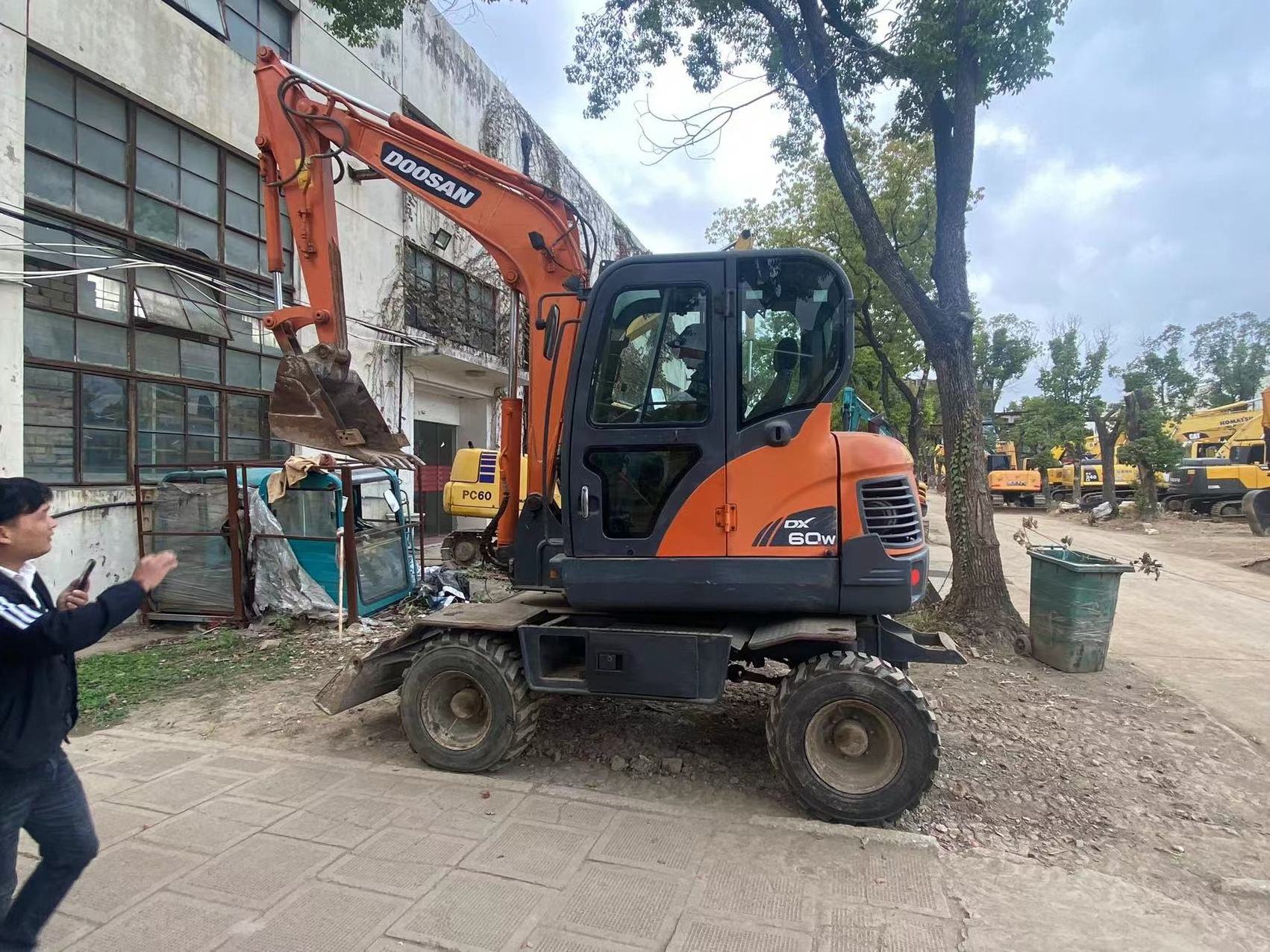 High Quality small Second hand excavator tyred Doosan DH80 Doosan DX60W 8ton hydraulic digger used excavator