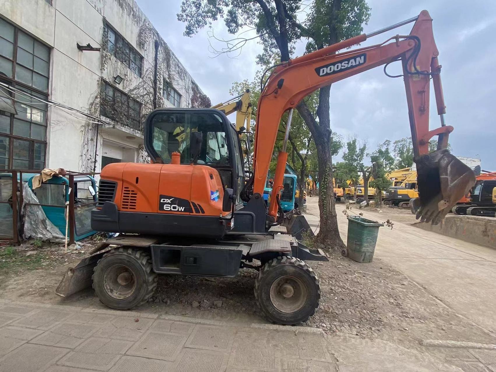 High Quality small Second hand excavator tyred Doosan DH80 Doosan DX60W 8ton hydraulic digger used excavator