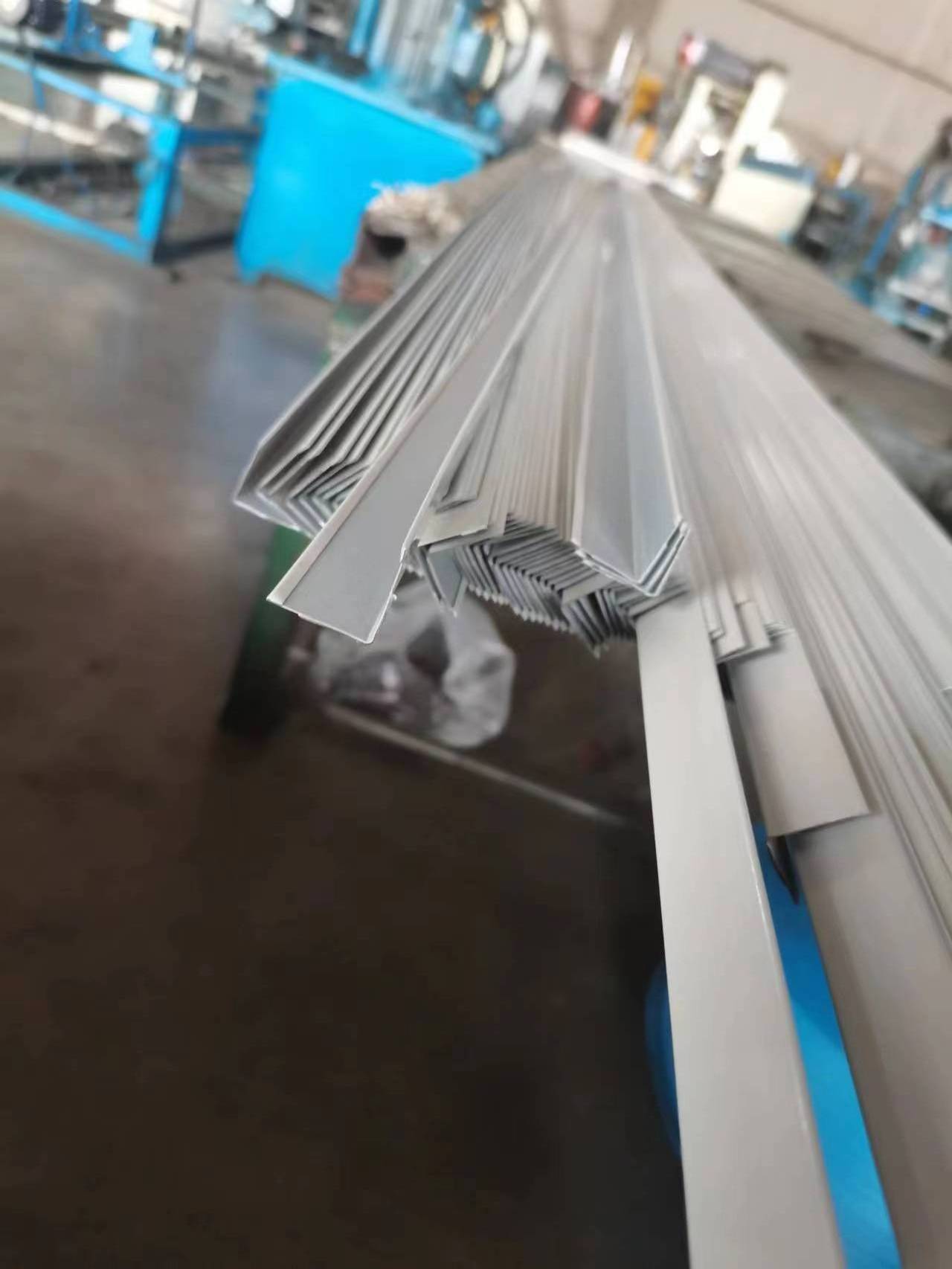 Factory source low price wholesale high quality polished V angle shaped protection trim steel metal tile edging trim