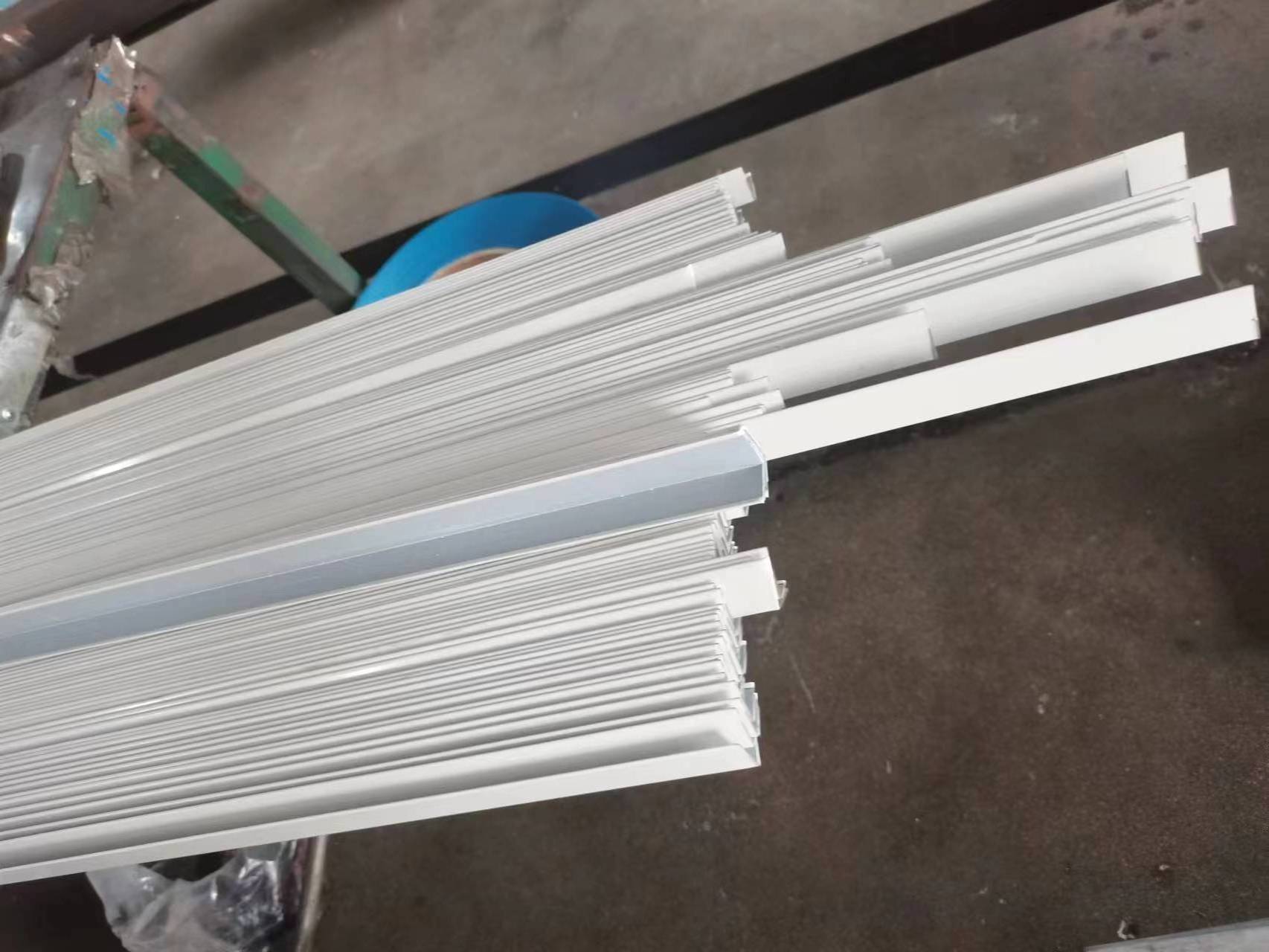 Factory source low price wholesale high quality polished V angle shaped protection trim steel metal tile edging trim