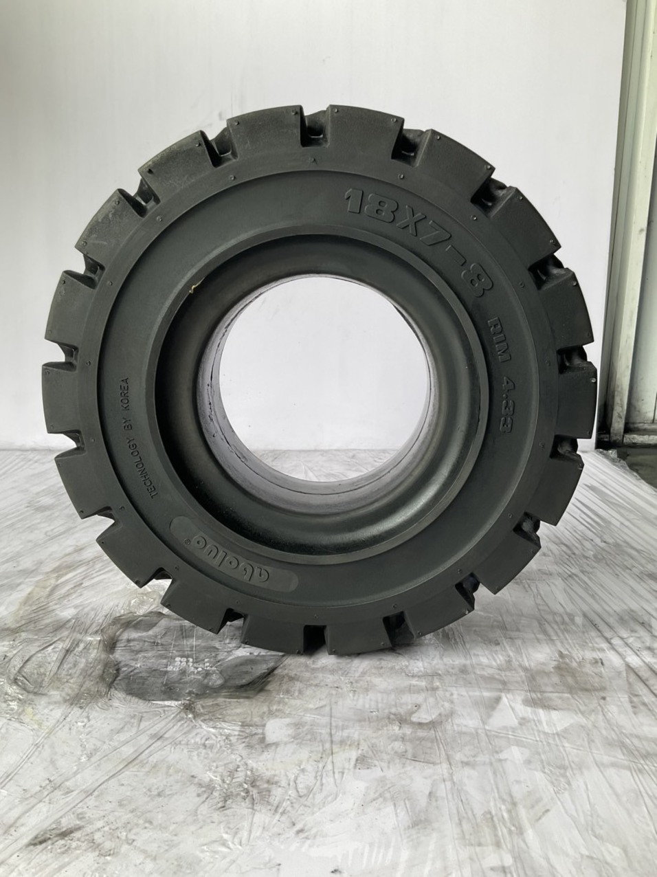 Aboluo solid tire for forklift 18x7-8 good quality tire brands 3 layers structure Korean technology manufacturer in Vietnam