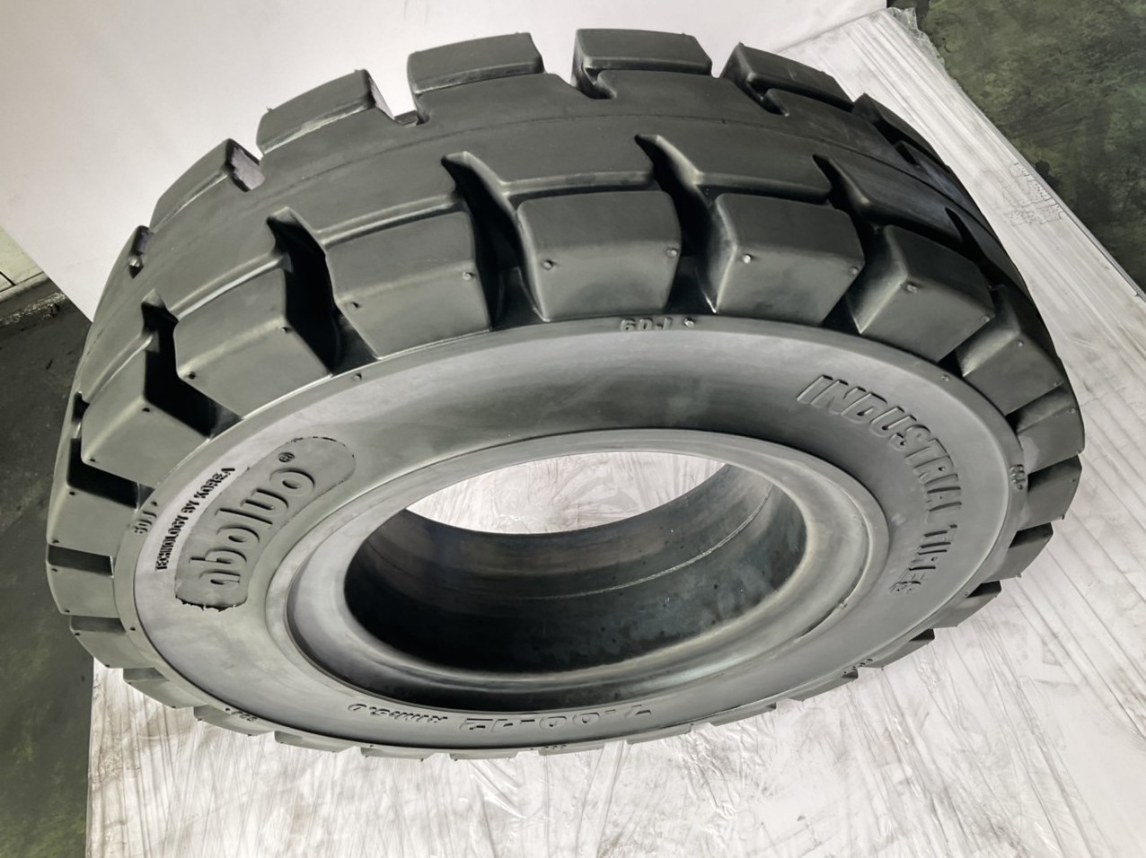 Aboluo Forklift tire 700-12 Natural Tires Wholesale  Bearing Strength Using For Forklift truck Vietnam tire manufacturing ISO 90