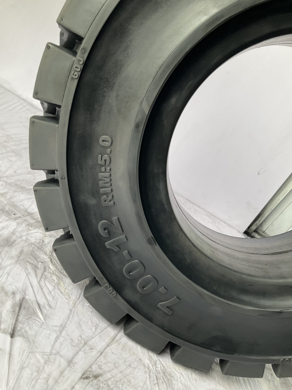 Aboluo solid tire 700-12 linde forklift spare parts  Bearing Strength Using For Forklift Vietnam tire manufacturing ISO 9001