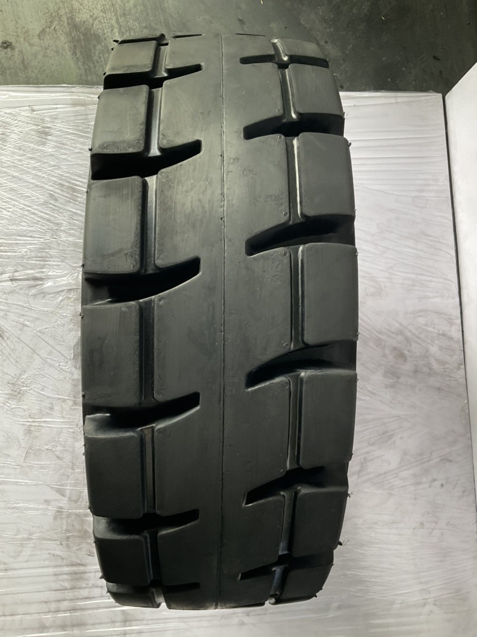 aboluo forklift tire 28x9x15 High Quality forklift part Supply Variety Low Wear Using For Forklift truck solid tire manufacturer