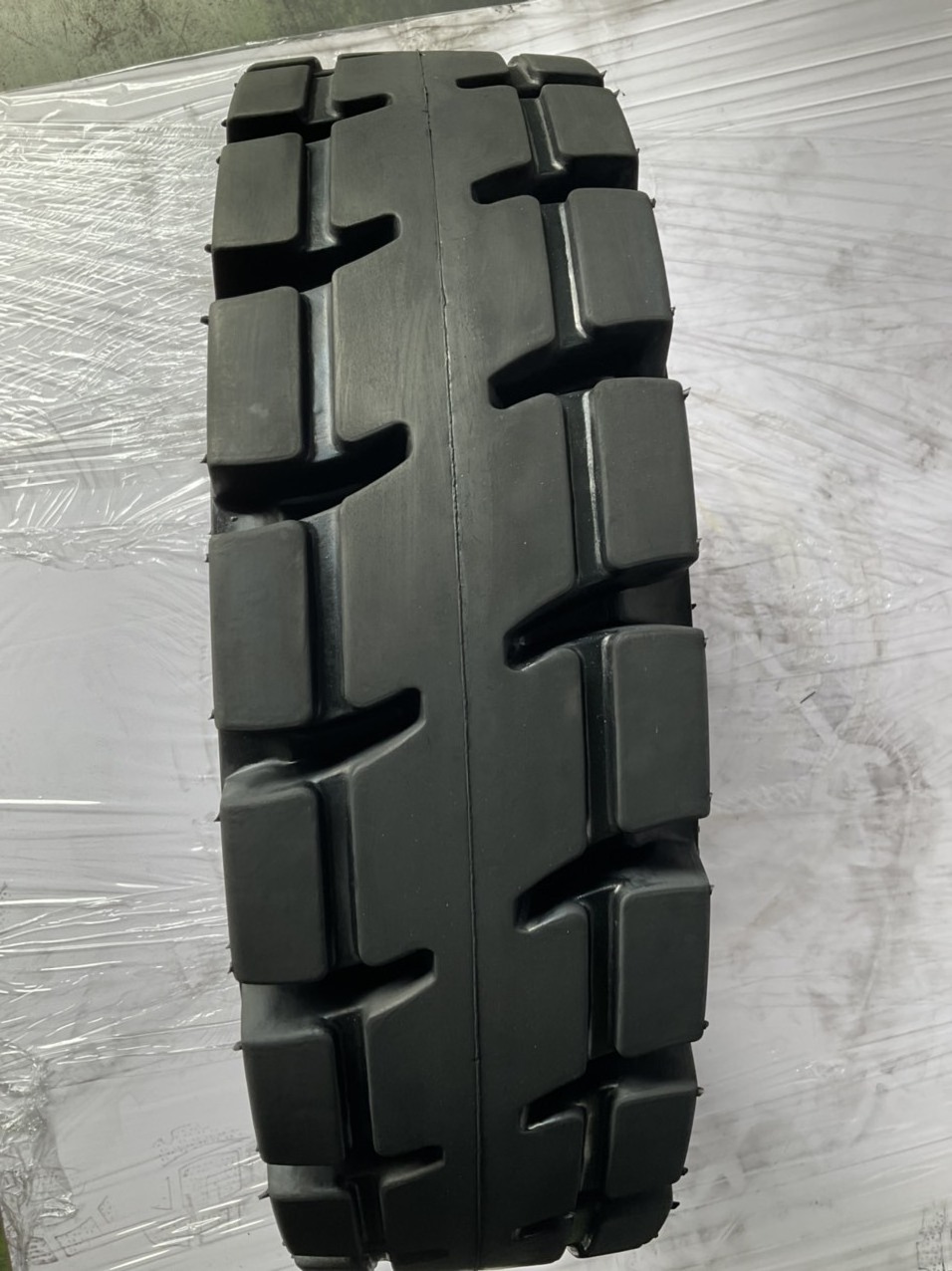 Aboluo solid tire 700-12 linde forklift spare parts  Bearing Strength Using For Forklift Vietnam tire manufacturing ISO 9001