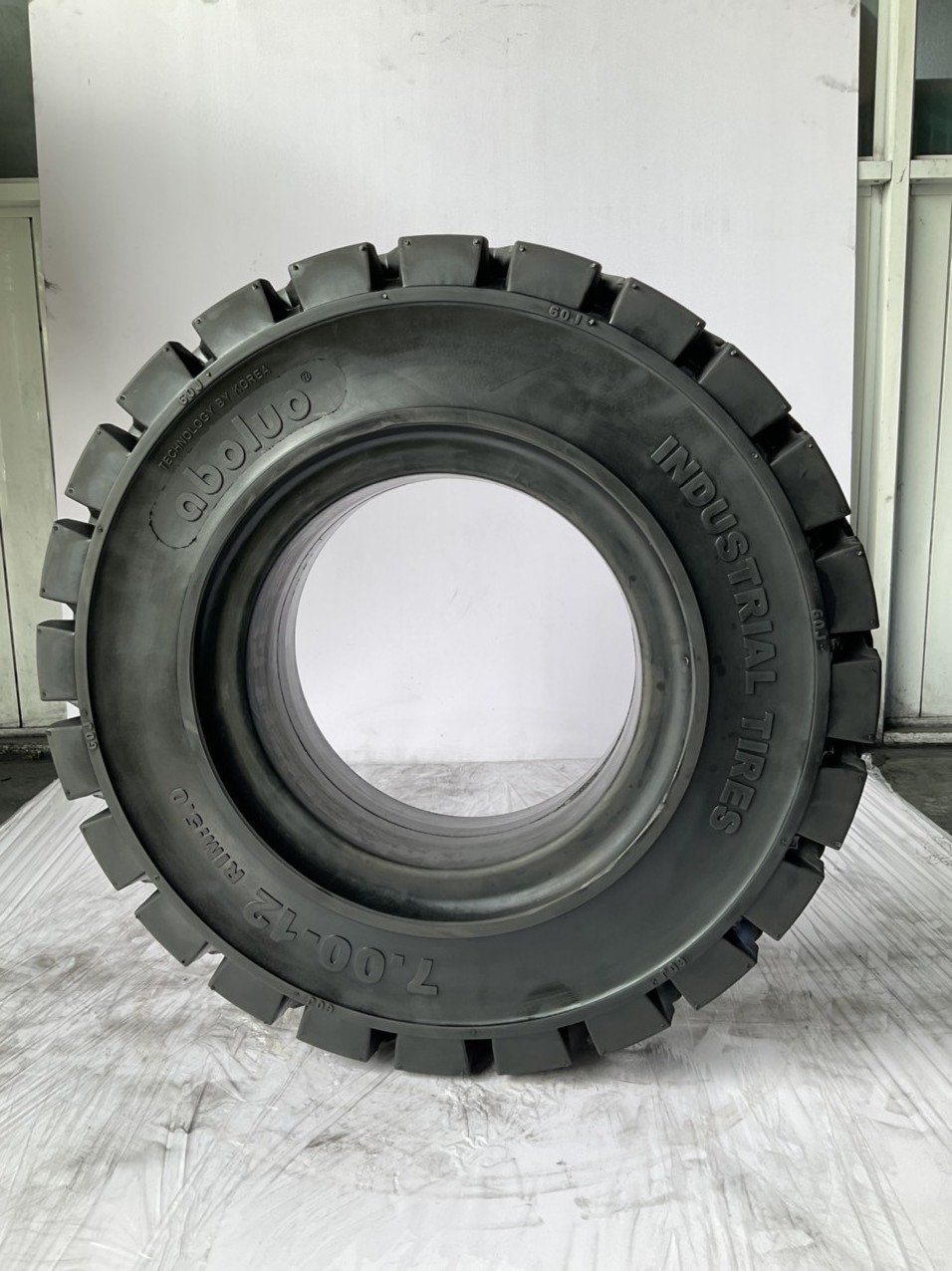 Aboluo solid tire 700-12 linde forklift spare parts  Bearing Strength Using For Forklift Vietnam tire manufacturing ISO 9001