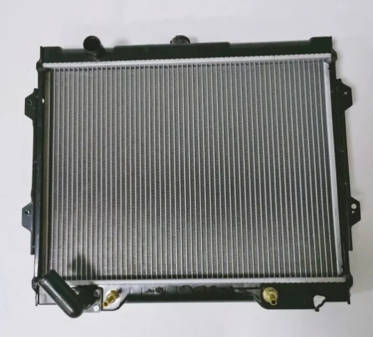 Radiator Aluminum Plastic Radiator for Mitsubishi Jeep V33 MB660077