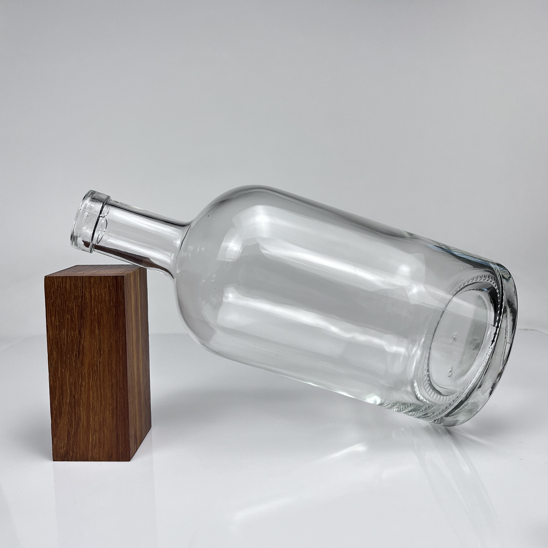 Long life High Quality Multifunction Durable Glass Whisky Bottle For Home