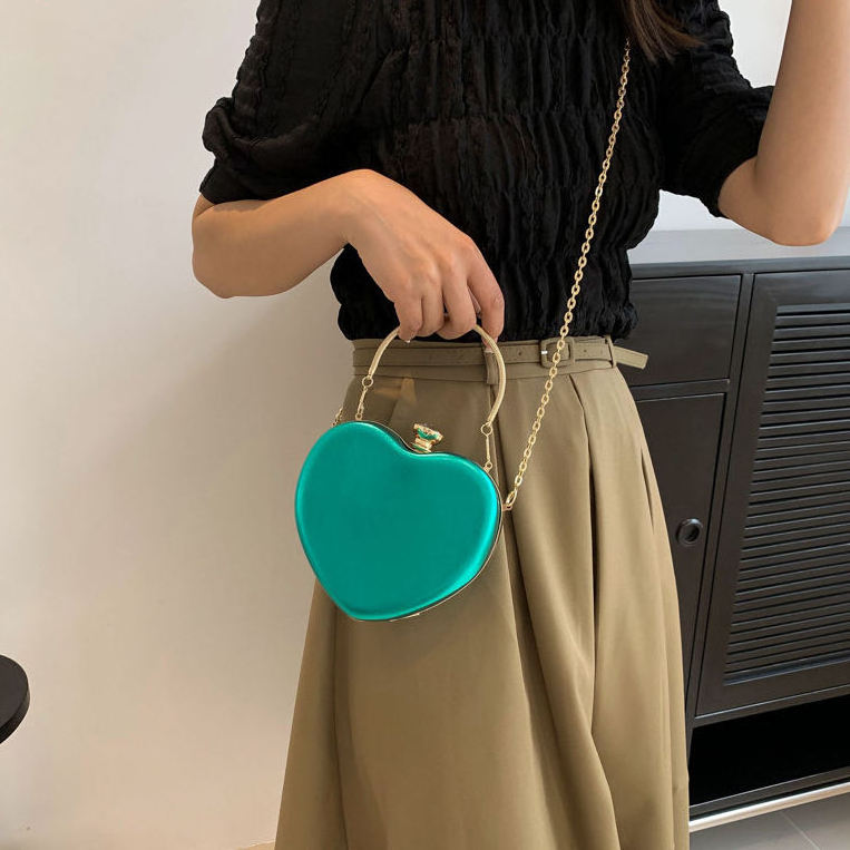 2023 Wholesale Hot Sale Chain Ladies Hand Bags Heart Shaped Purses and Handbags for Women Luxury Small Bags