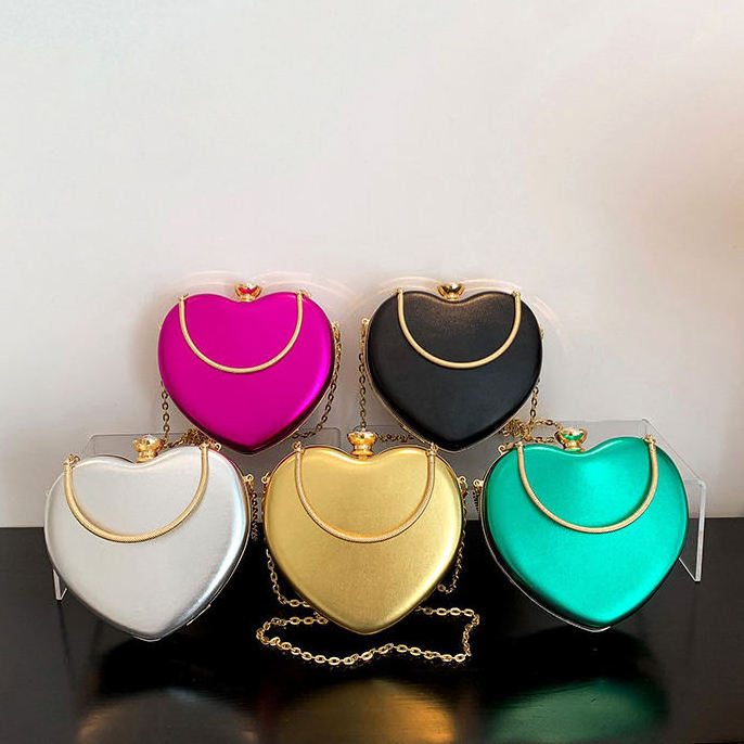 2023 Wholesale Hot Sale Chain Ladies Hand Bags Heart Shaped Purses and Handbags for Women Luxury Small Bags