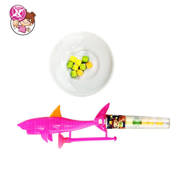 Factory wholesale high quality children's sweet candy small Shark plastic suction cup shooting gun colored halal hard candy