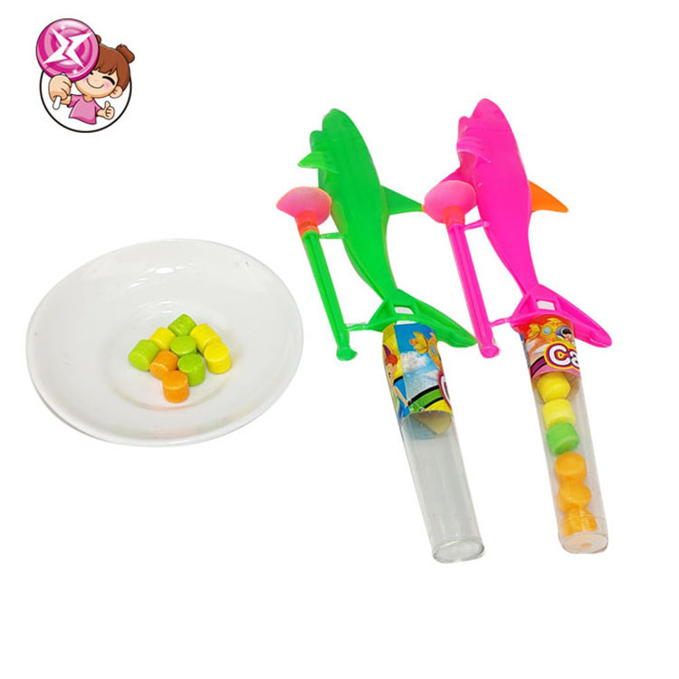 Factory wholesale high quality children's sweet candy small Shark plastic suction cup shooting gun colored halal hard candy