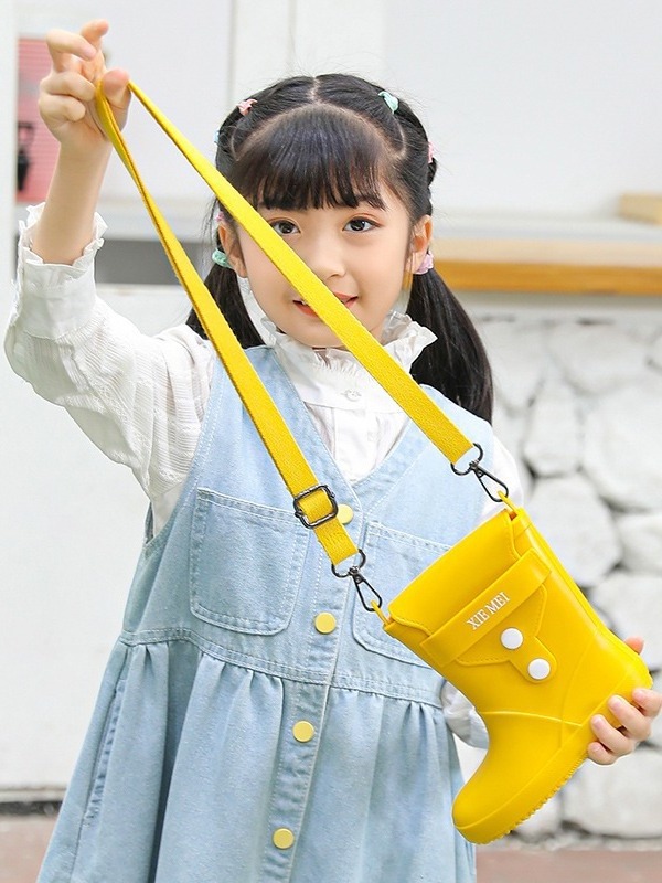 Small bag women's new fashionable fashionable shoulder messenger bag trendy children's rain boots modeling bag toy