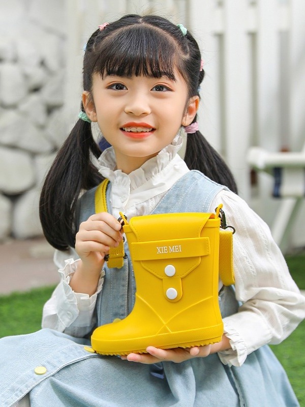 Small bag women's new fashionable fashionable shoulder messenger bag trendy children's rain boots modeling bag toy