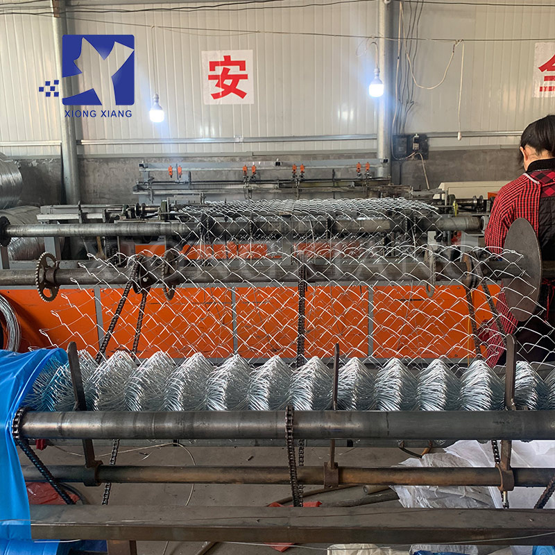 Easily Assembled  Waterproof  Customized  Hot Dip Galvanized Chain Link Fencing With Barbed Wire