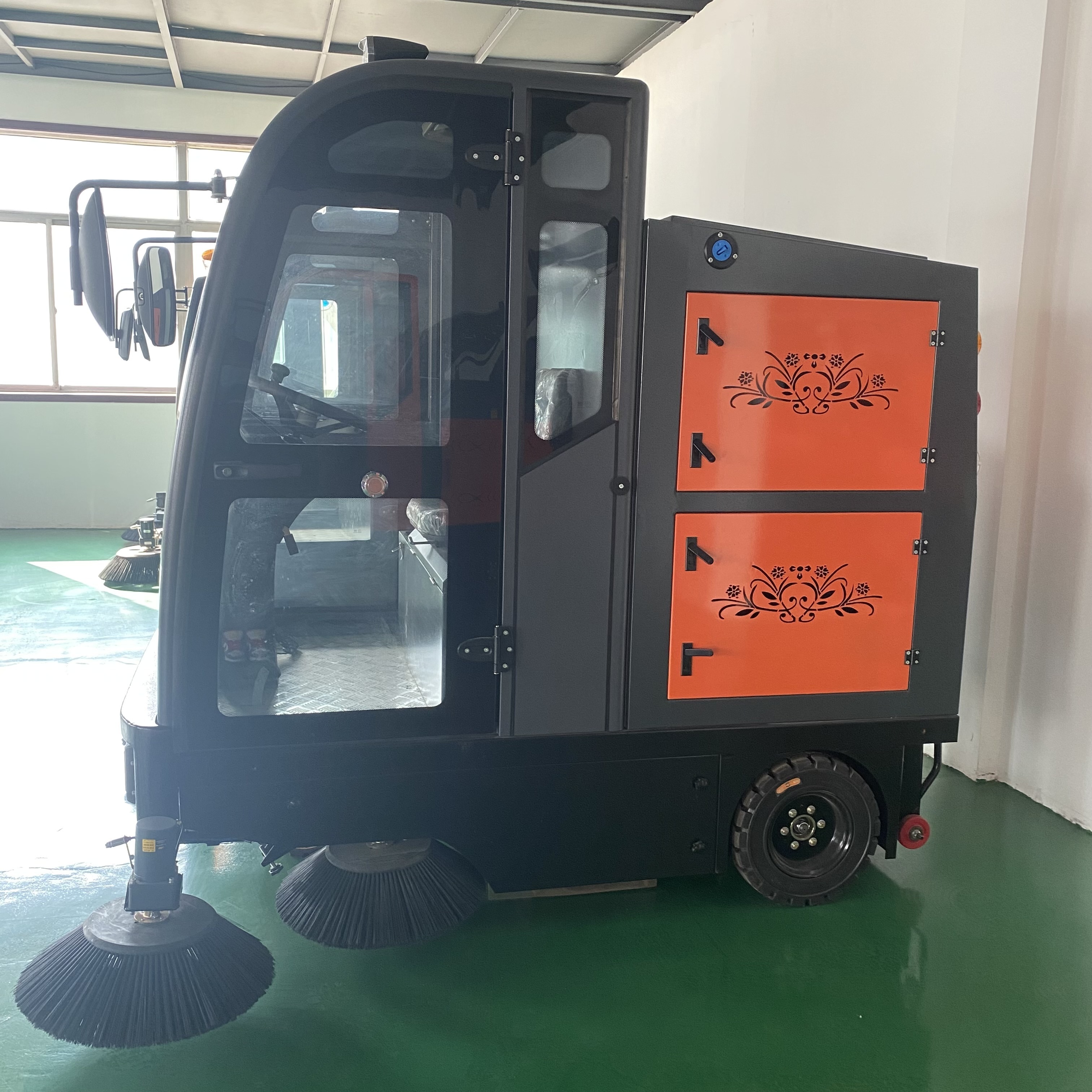 Small Street Sweeper Industrial Sidewalk Sweeper Automatic Ride On Road Sweeper Floor Cleaning Machine