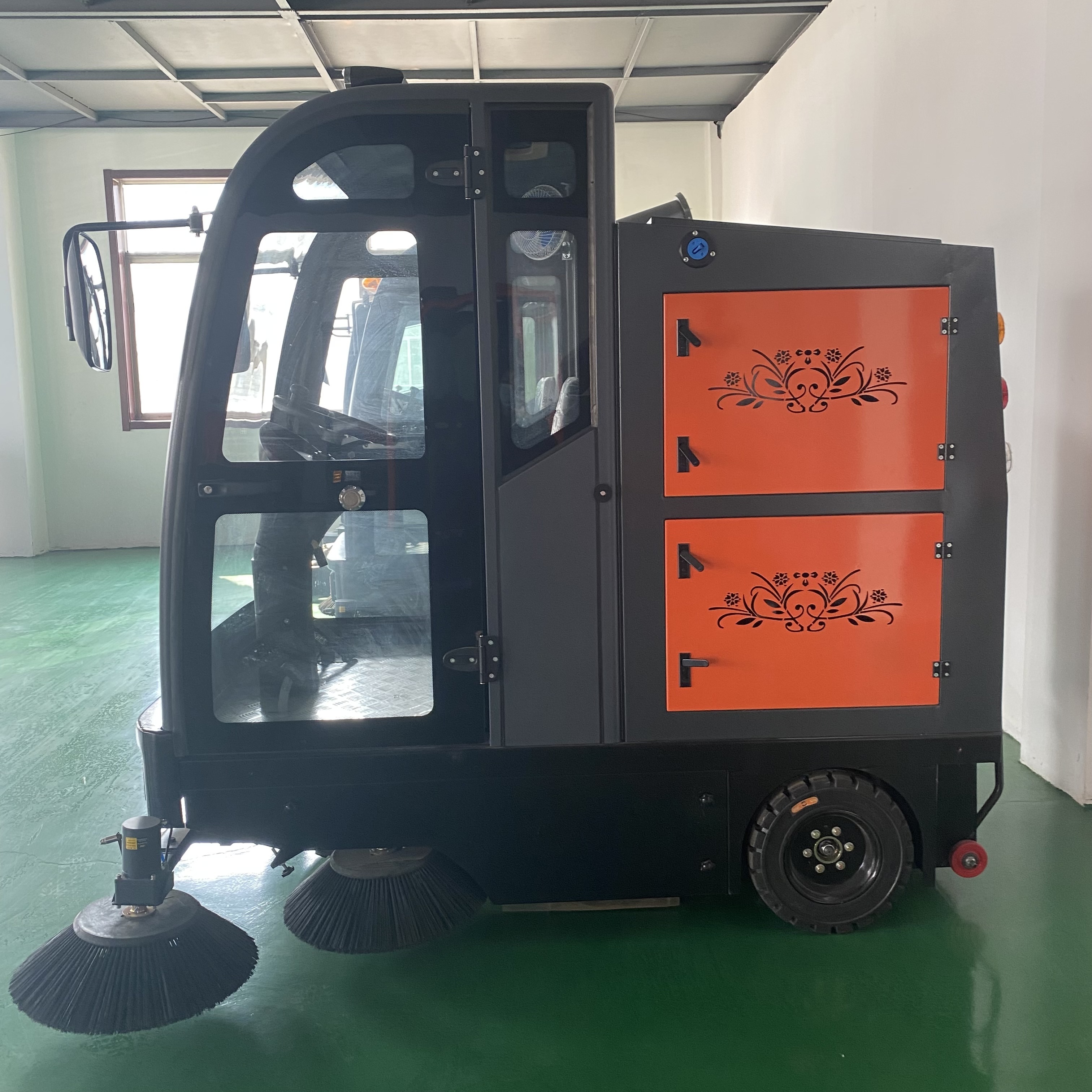 Small Street Sweeper Industrial Sidewalk Sweeper Automatic Ride On Road Sweeper Floor Cleaning Machine