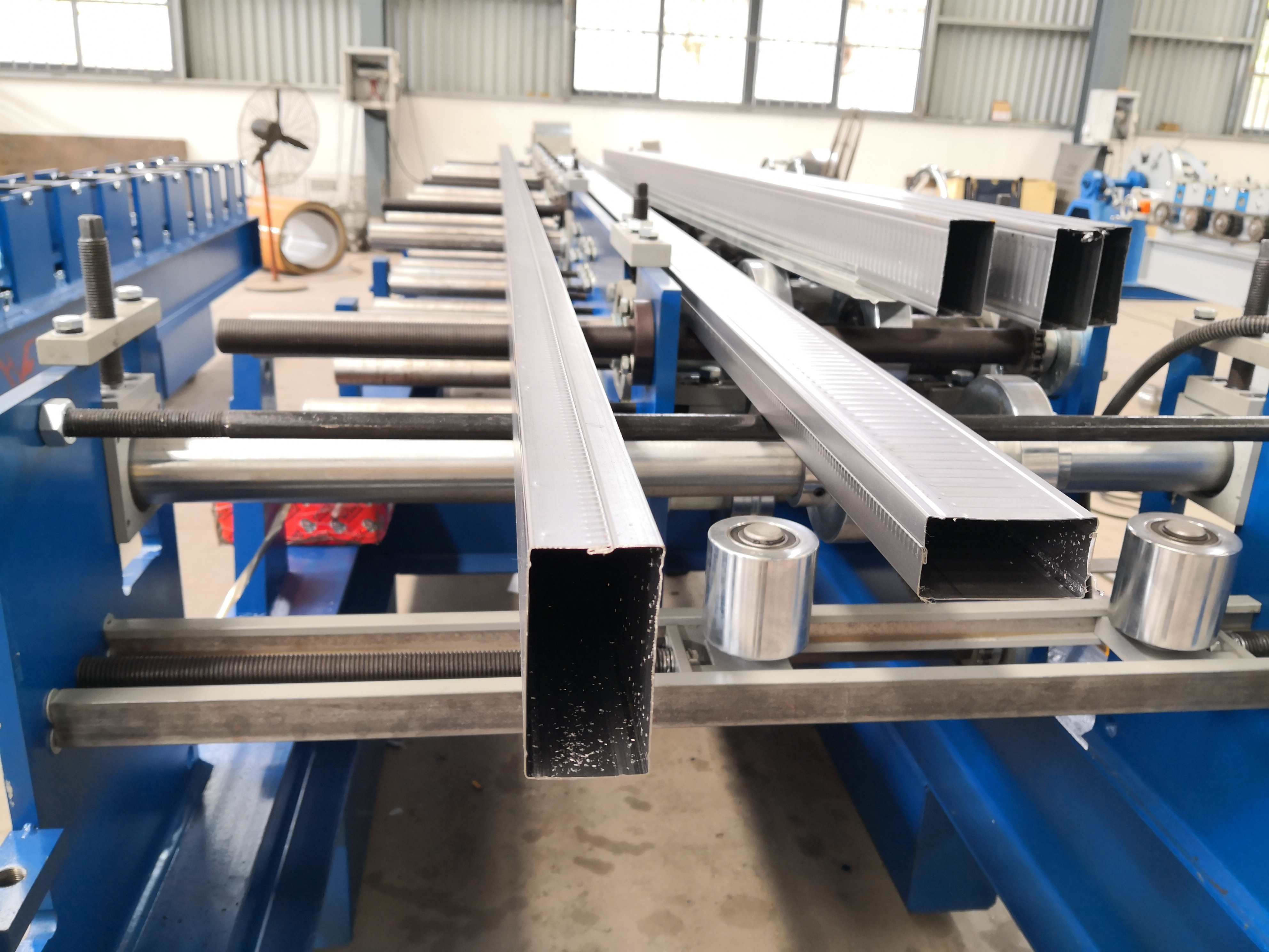 Square pipe roll forming machine used Automatic steel pipe mill line machine to make square tube