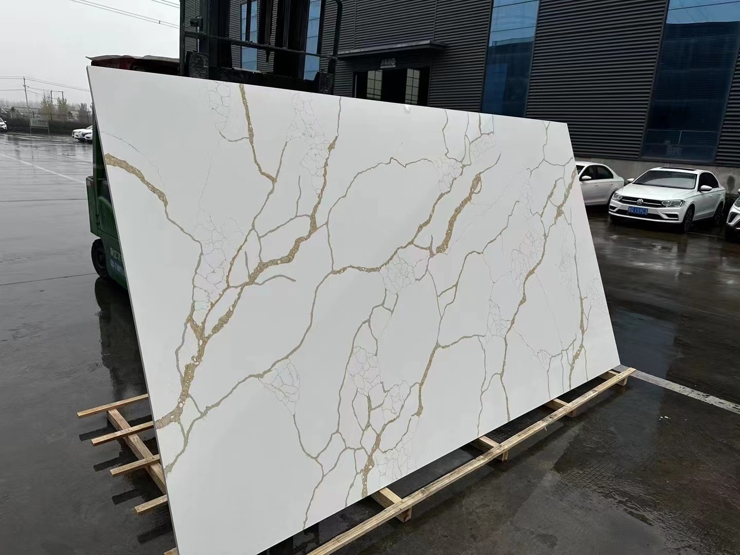 China wholesale white quartz stone veneer Free sample Calacatta With Big Gold Veins White Quartz