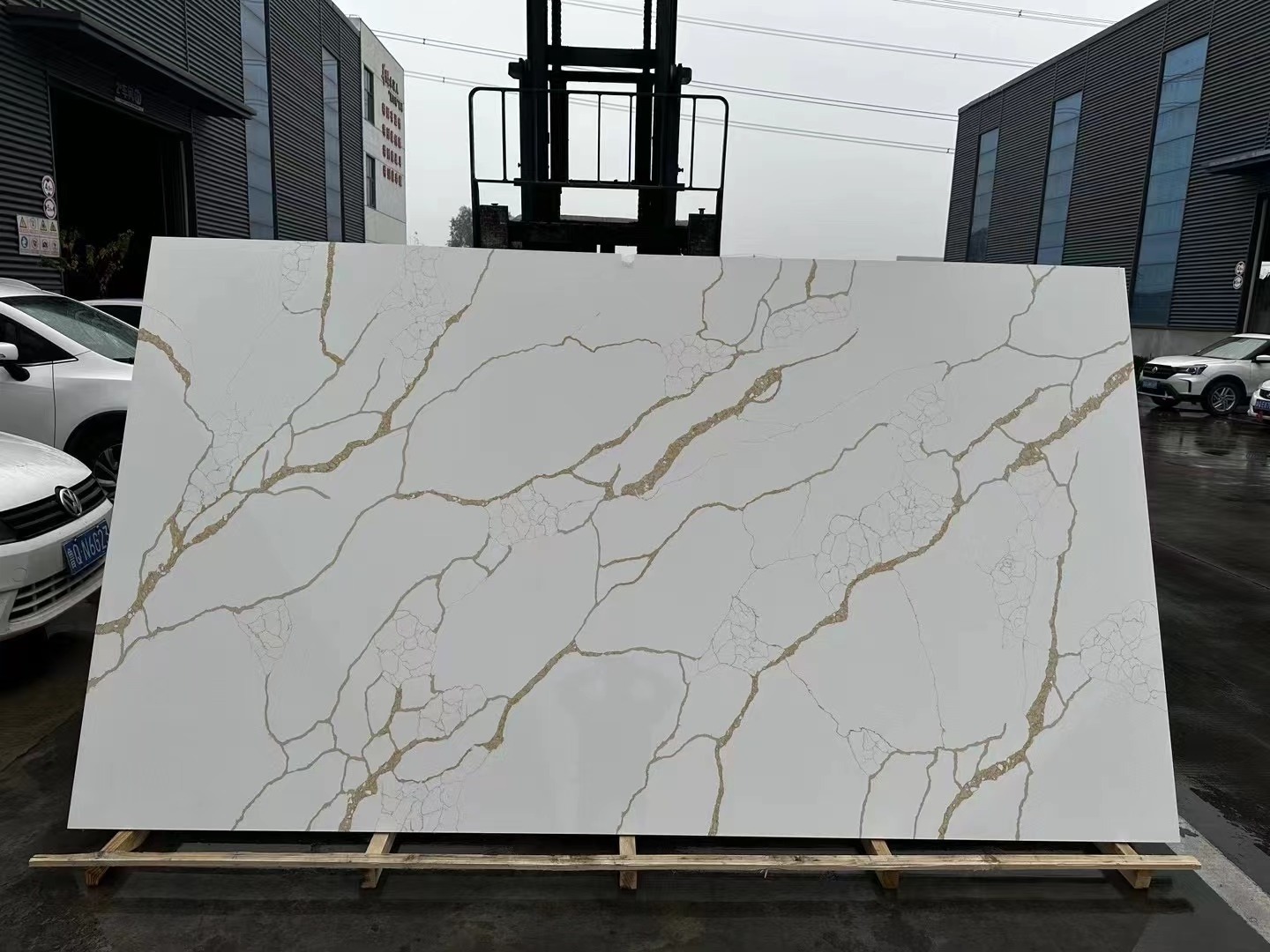 China wholesale white quartz stone veneer Free sample Calacatta With Big Gold Veins White Quartz