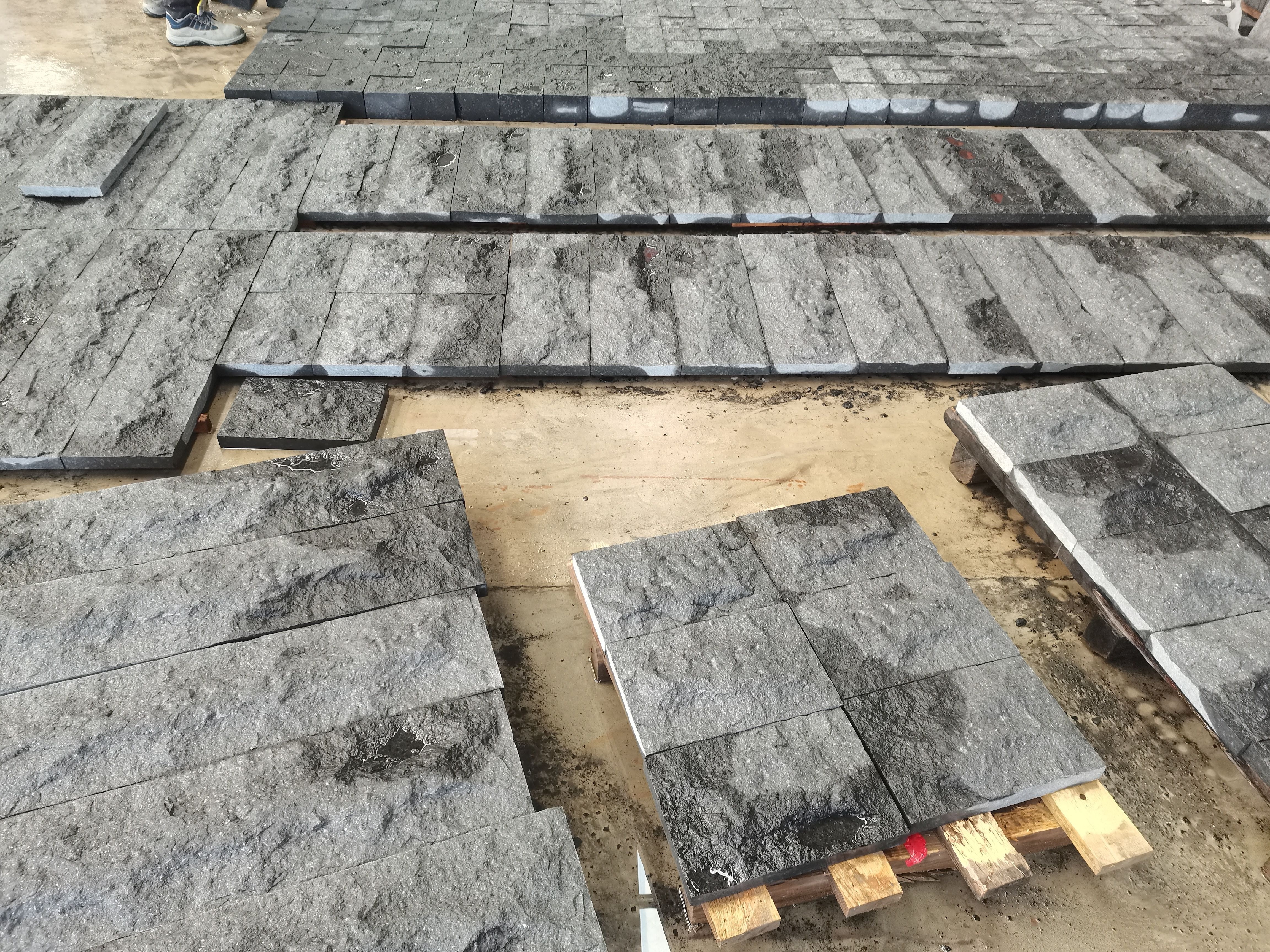 Factory Price Custom Size Outdoor Granite G684 Natural Stone Granite Stone For Interior And Exterior Wall