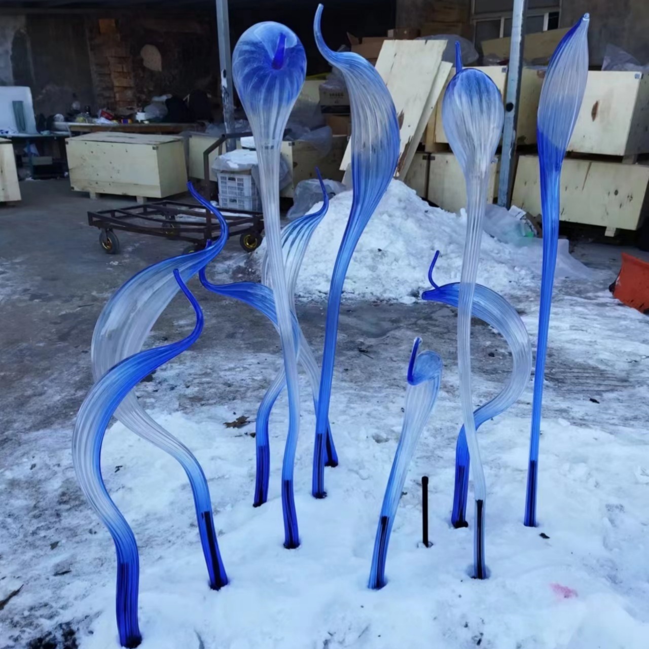 Outdoor decorative blue Swan Head sculpture hotel restaurant hallway yard garden decor Murano glass red-crowned crane sculpture