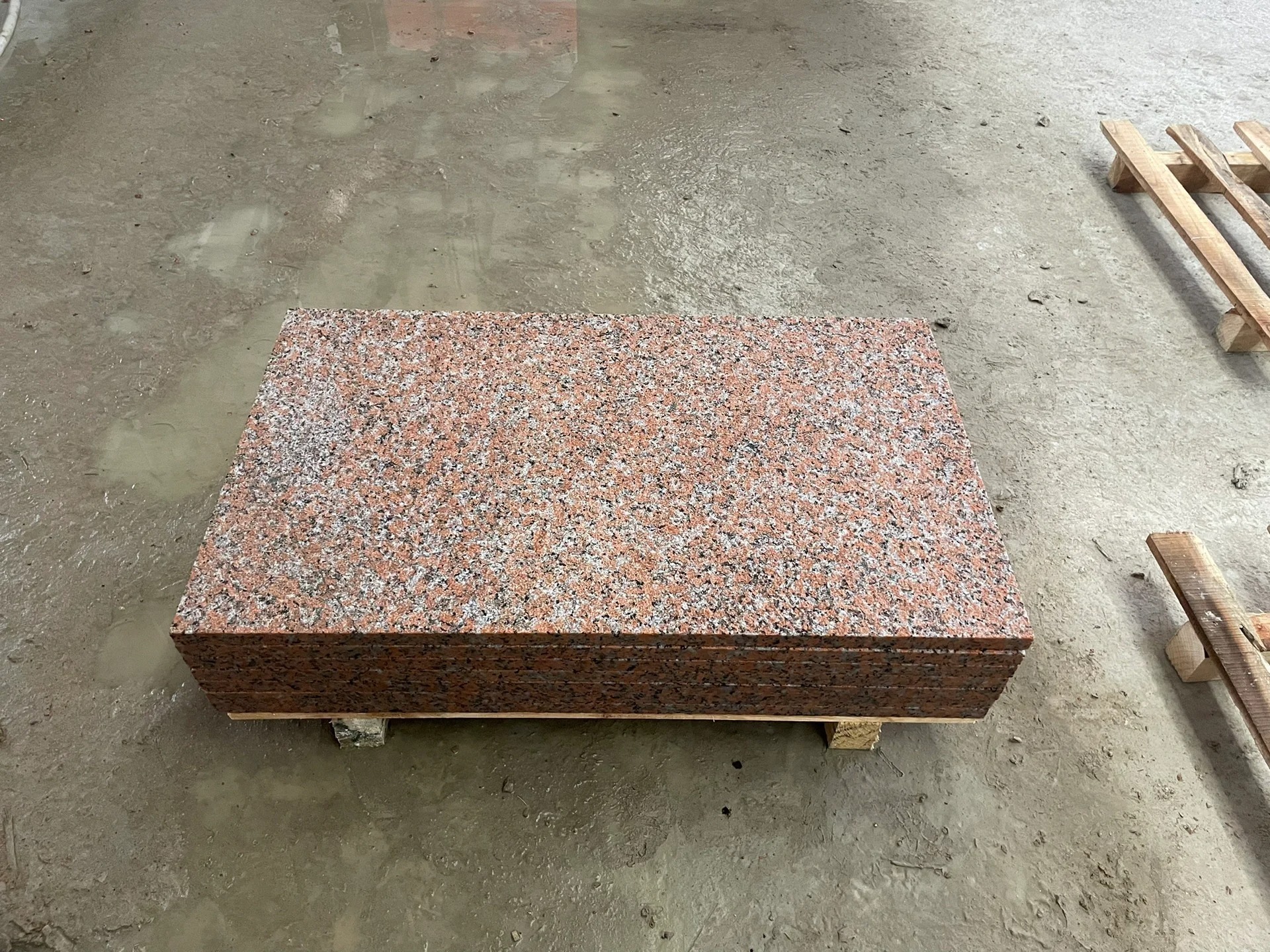 Flexible Natural Stone Red Rough Granite Stone Customized Marple Red Granite Slabs Countertops