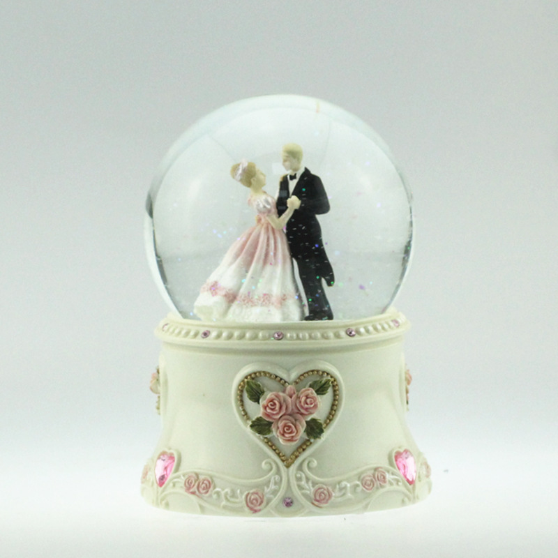 Custom Resin 100mm 85mm 65mm 45mm Romantic Snowflake Wedding Souvenirs Gifts Favors Dancing Couple Snow Globe