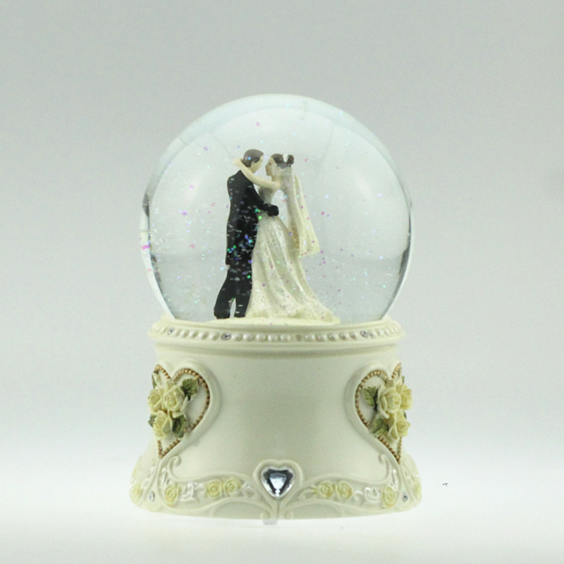 Custom Resin 100mm 85mm 65mm 45mm Romantic Snowflake Wedding Souvenirs Gifts Favors Dancing Couple Snow Globe