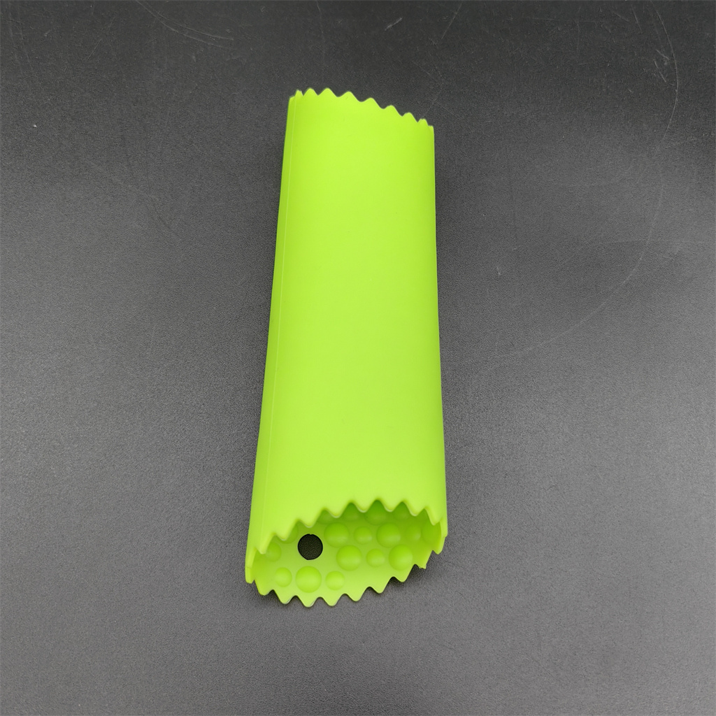 Wholesale new high quality food grade hot cheap heavy duty kitchen gadgets custom silicone garlic tube roller peel press peeler