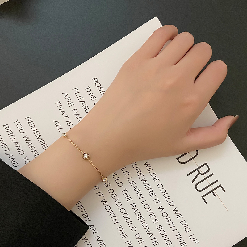 2023 Senior Designer Design Zircon 18K Gilded Titanium Steel Bracelet Steel Delicate Roman Digital Bracelet for Women