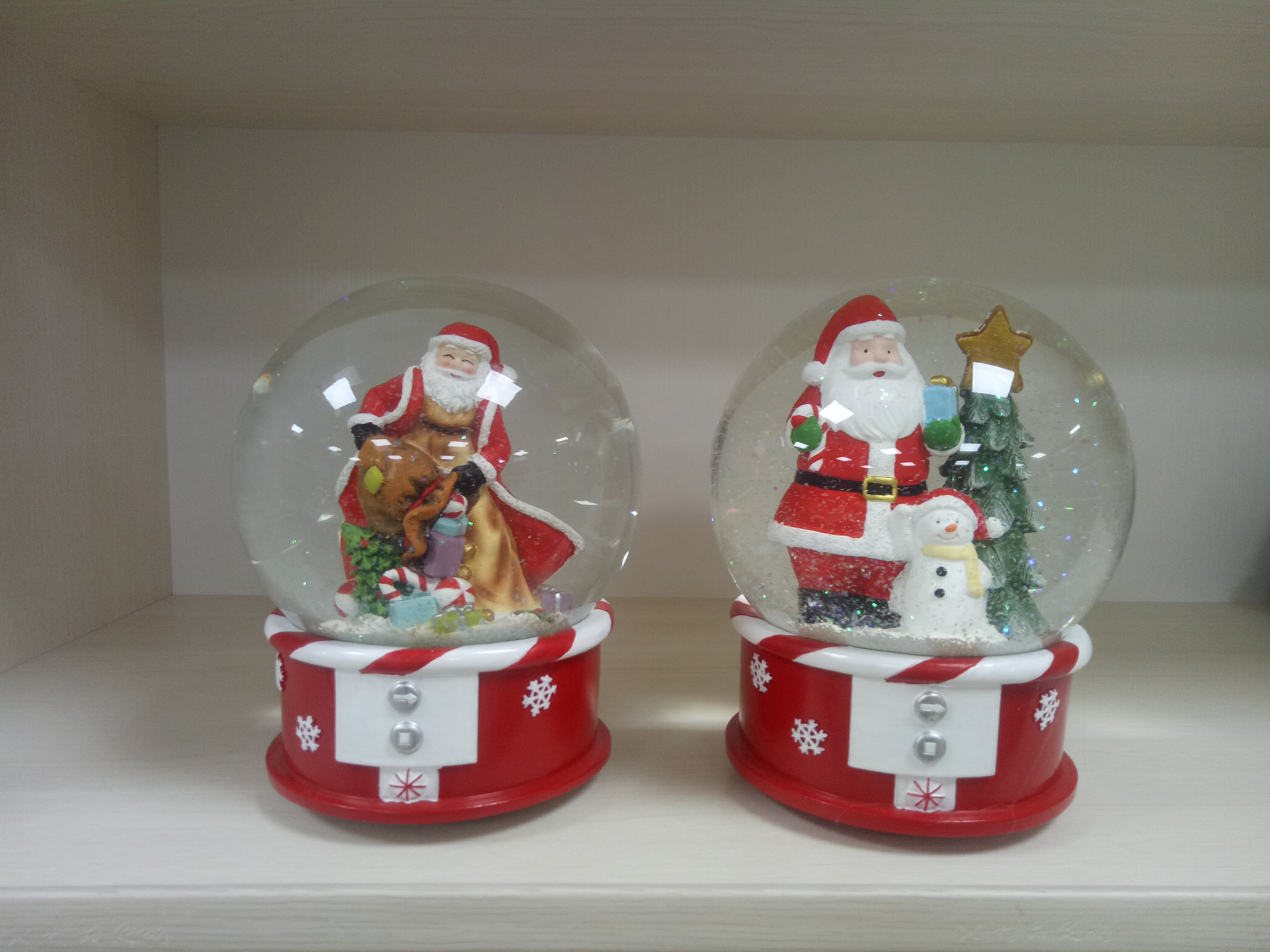 Custom resin snow globes glass hand painted polyresin christmas water globe with Music or Led