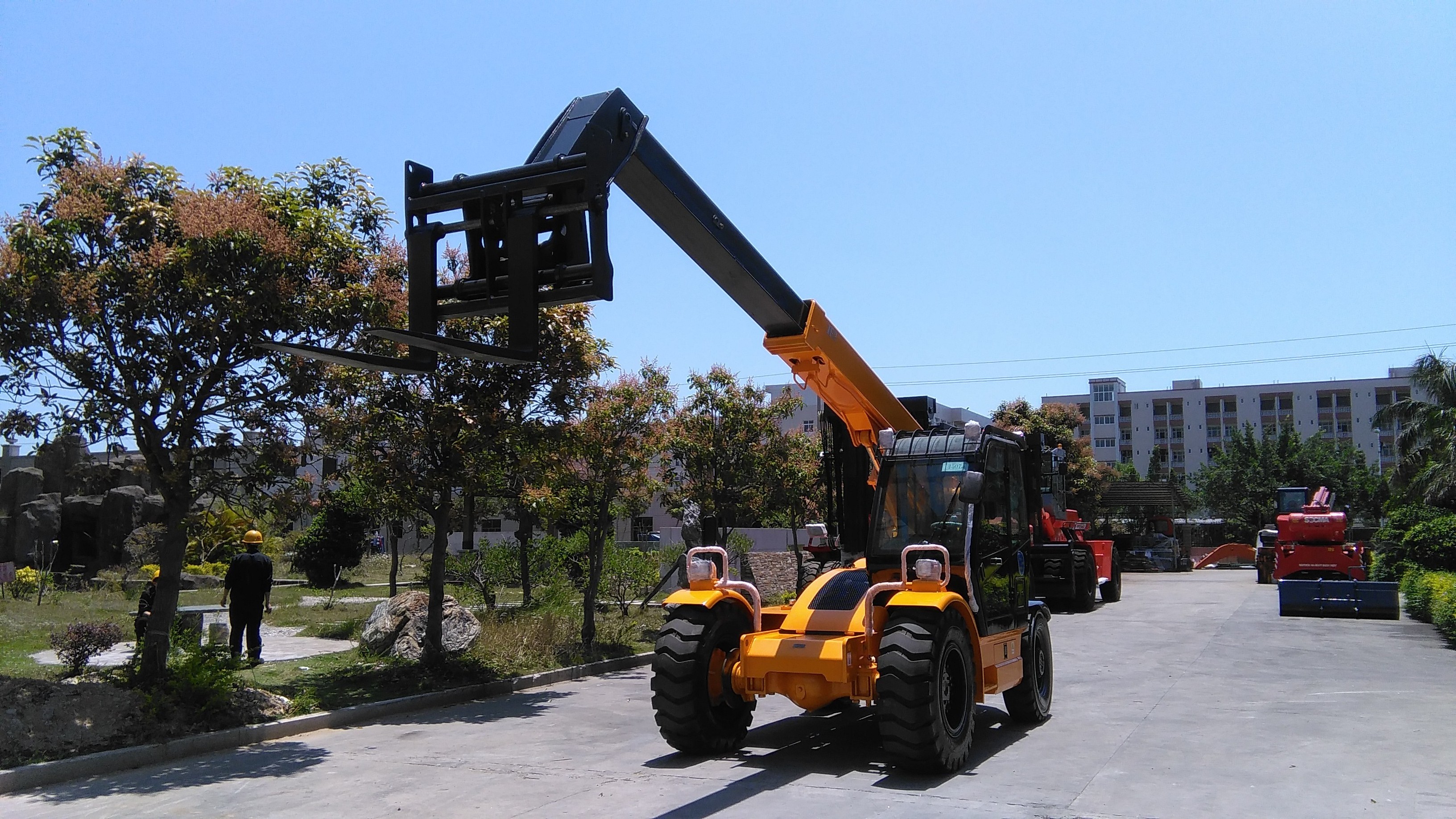 SOCMA 3 Ton 7 Meters Telehandler Diesel Engine Customized Cummins Engine Forklift Telescopic Forklift Mini Engine Model Small