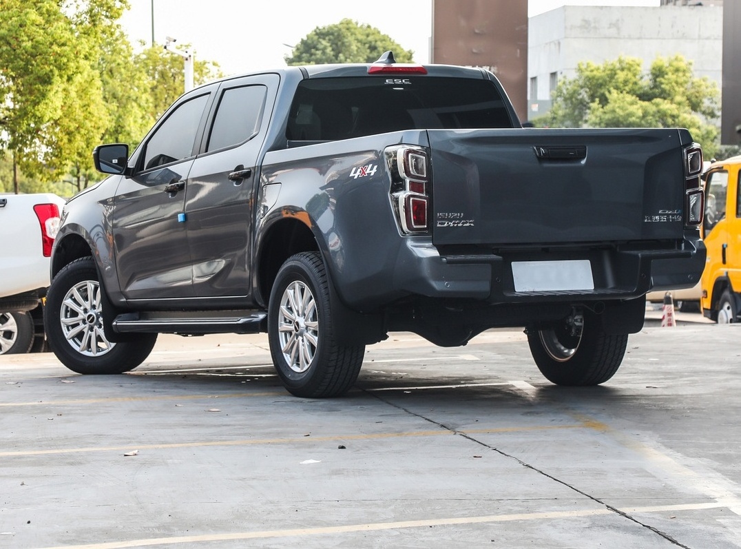 Deposit hot sale Isuzu pickup truck 1.9T d-max manual four -wheel drive used isuzu pickup from China