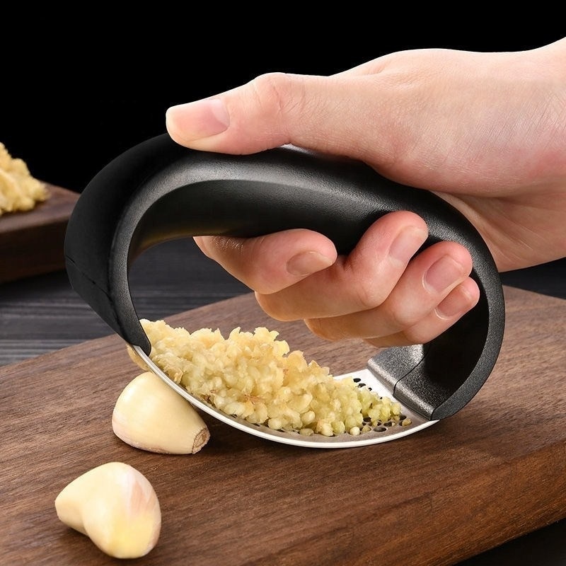 Hot Selling Silicone Stainless Steel Squeezer Mincer Kitchen Gadget Tool Garlic Press Crusher Rocker