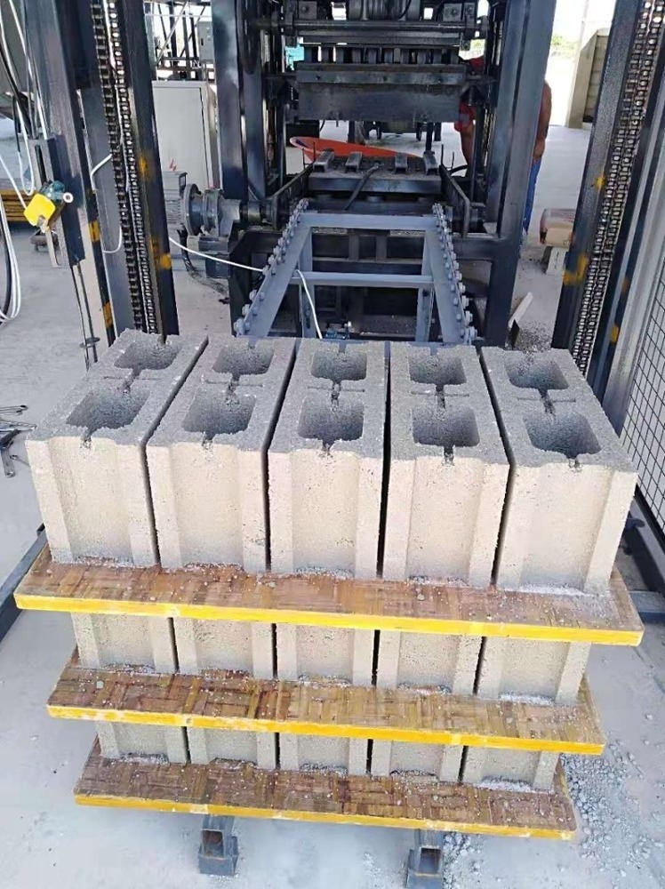 brick maker semi automatic machines hollow bricks machine maker QT4-24 cement block making machine sale in ethiopia