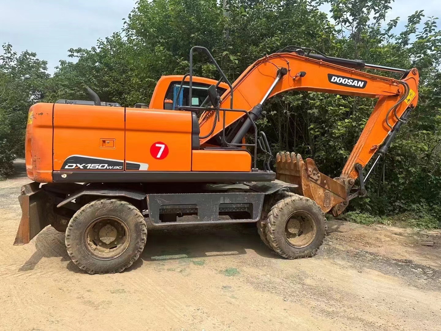 Rubber tyre 15 ton used excavator for sale Doosan DX150W DX150W-9 DH150W-7 wheeled digger excavators