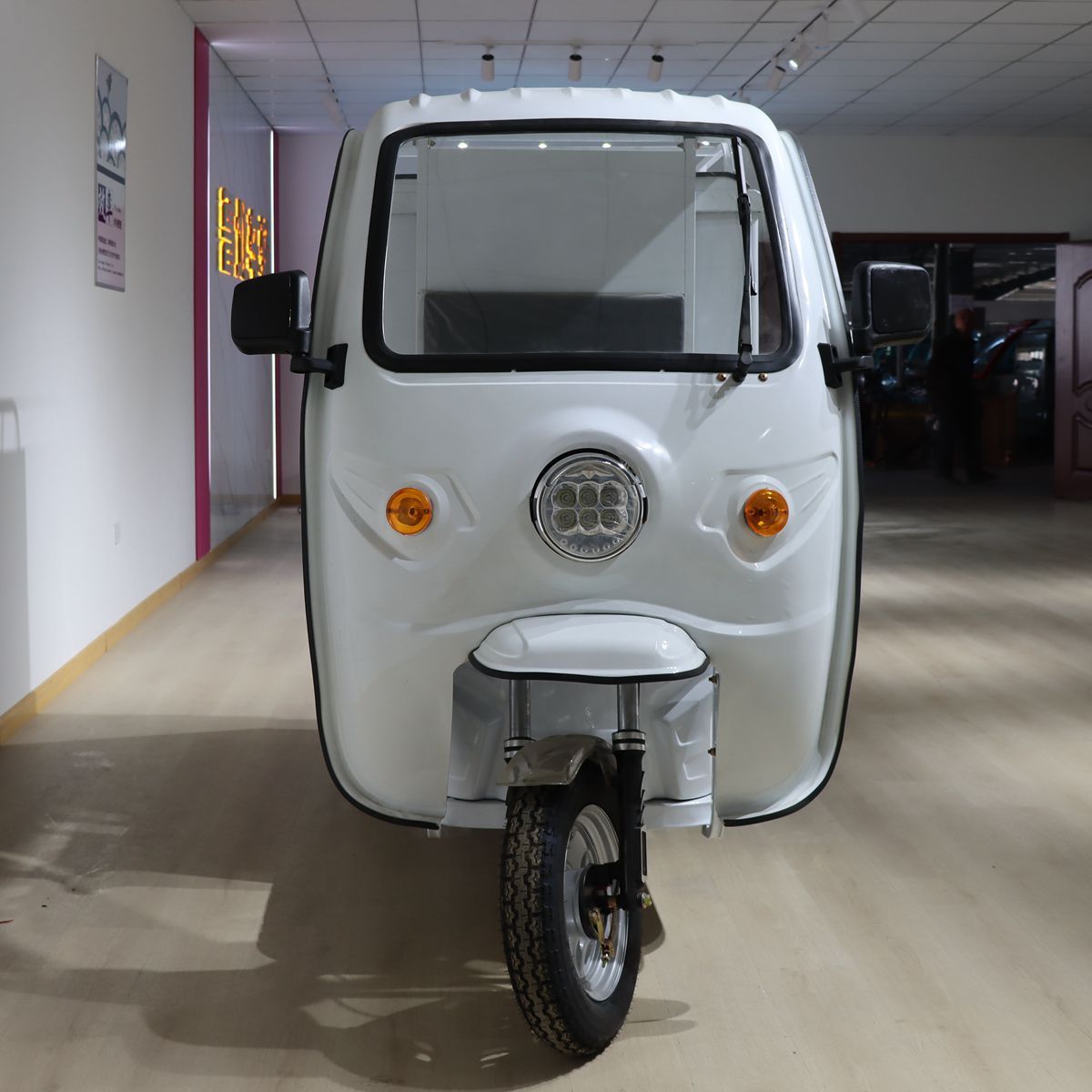 Lubei Vehicle Manufacturer 1.3m/1.5m 800W/1000W/1200W/1500W 3 Wheel Cabin Cargo Tricycle Trike Van Cargo Tricycle