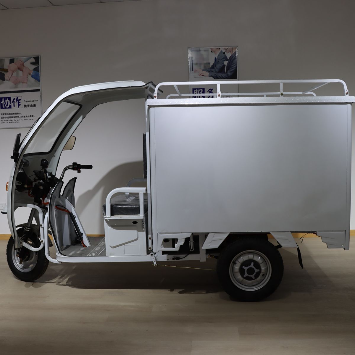 Lubei Vehicle Manufacturer 1.3m/1.5m 800W/1000W/1200W/1500W 3 Wheel Cabin Cargo Tricycle Trike Van Cargo Tricycle