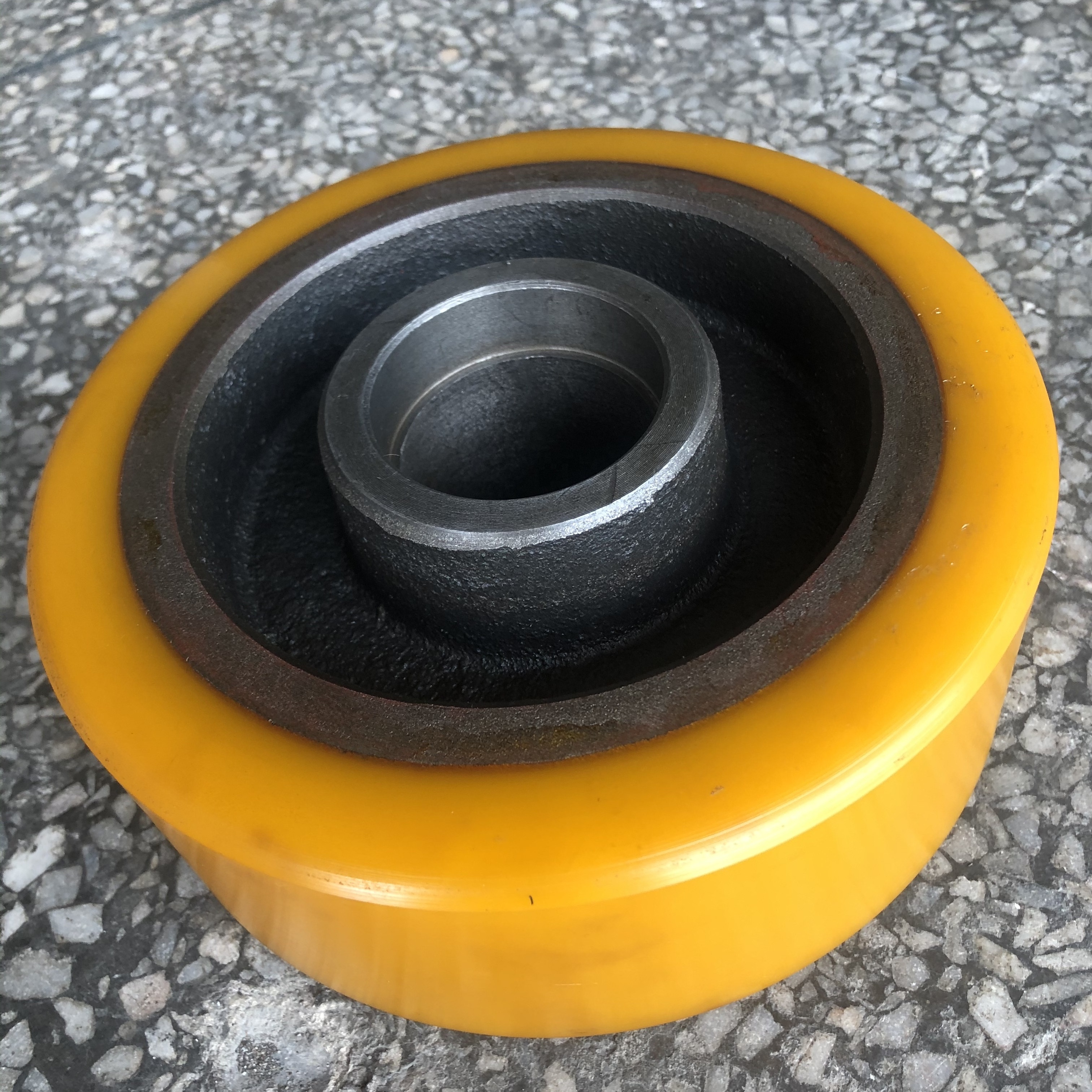 305x130/140x80 mm Durable Solid Polyurethane Press-on tire Drive Wheel used on Yale  Forklift Part No. 580026058