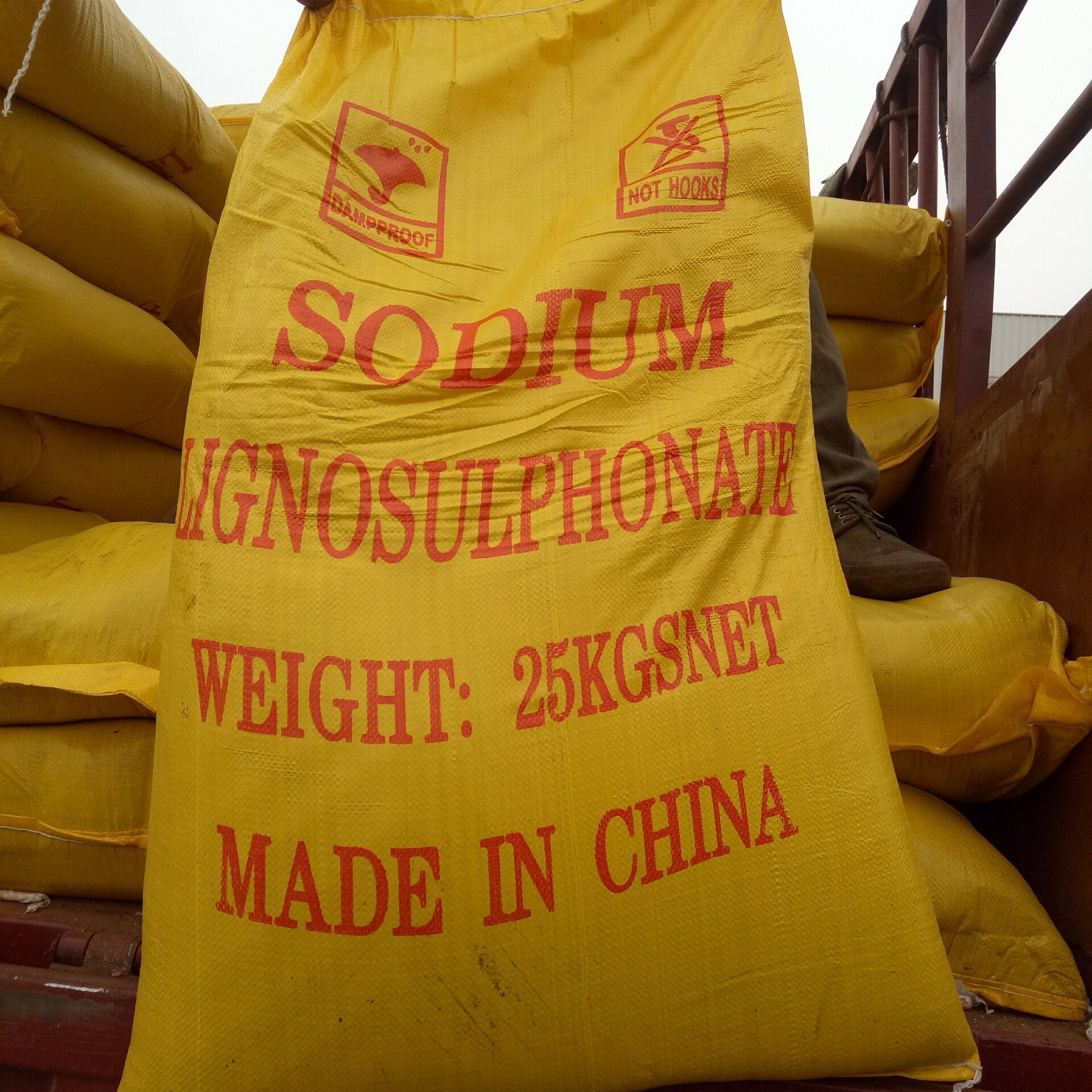 Low price Straw pulp/ Wood pulp Sodium Lignin sulfonate